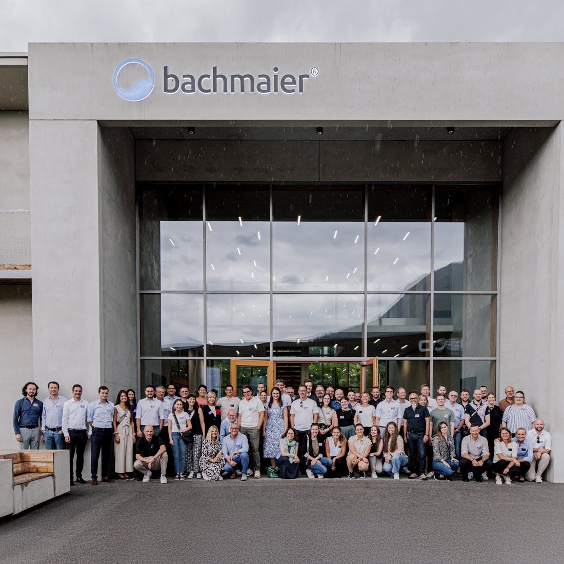 bachmaier® innovation days 2025: Bild von allen Teilnehmenden vor dem bachmaier® Gebäude