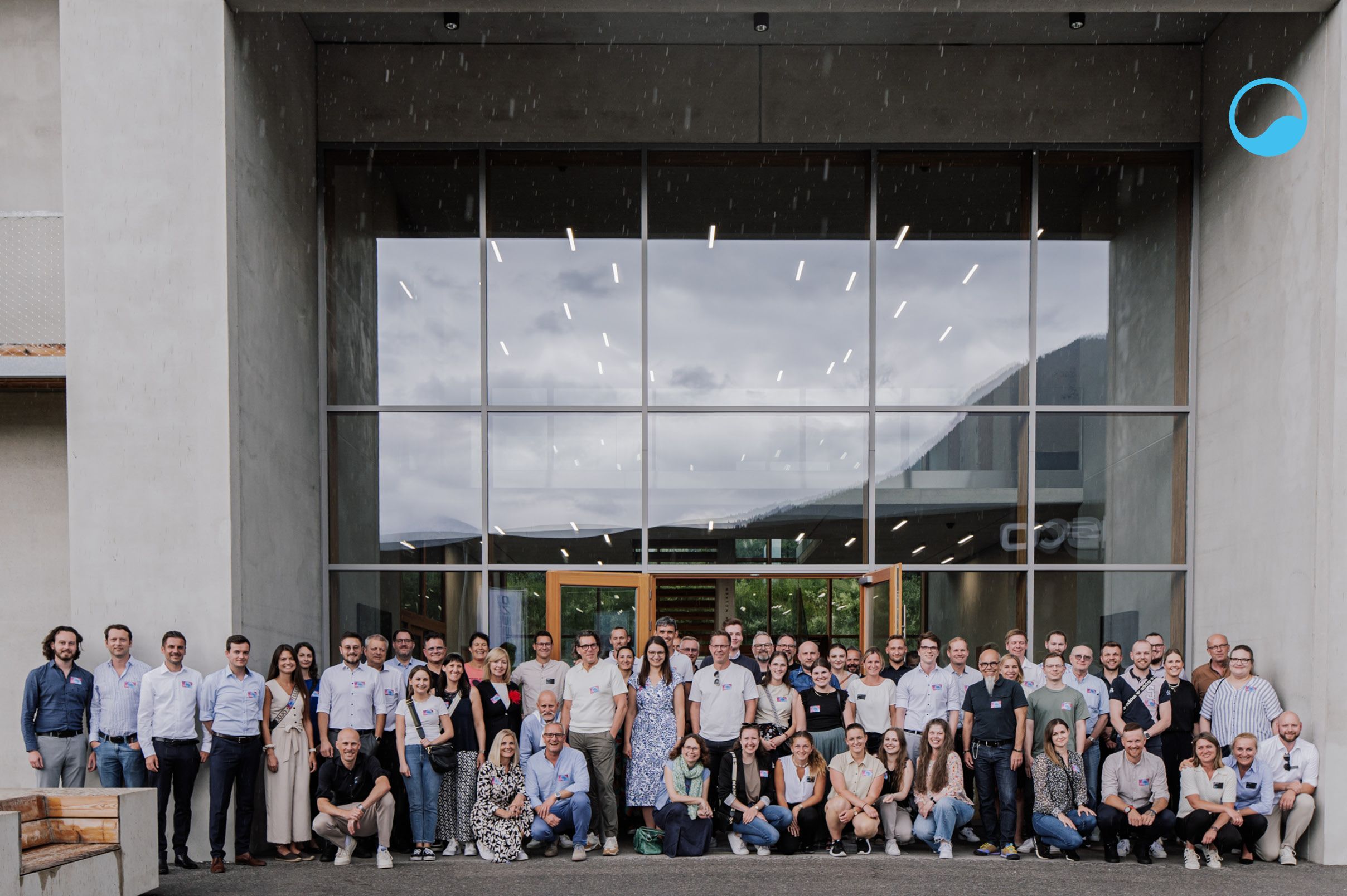 Bild zum Download für digitale Verwendungszwecke: Alle Teilnehmer der innovation days 2025 vor dem Gebäude der bachmaier GmbH in Bischofswiesen