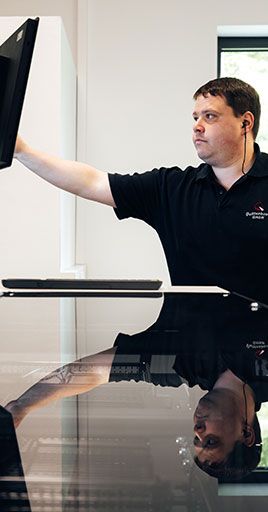 Person wearing custom hearing protection while working in a research and development environment. Custom-fit hearing protection is individually crafted for the wearer’s ears, providing exceptional comfort, a secure fit, and reliable hearing protection throughout long working hours in laboratories, research facilities, and technical workplaces.