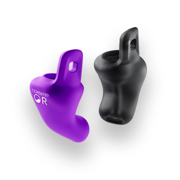 Angepasster Gehörschutz fidelity classic mit Griff von bachmaier – Nahaufnahme eines individuell gefertigten Gehörschutzes in ergonomischer Form, dargestellt auf neutralem Hintergrund.